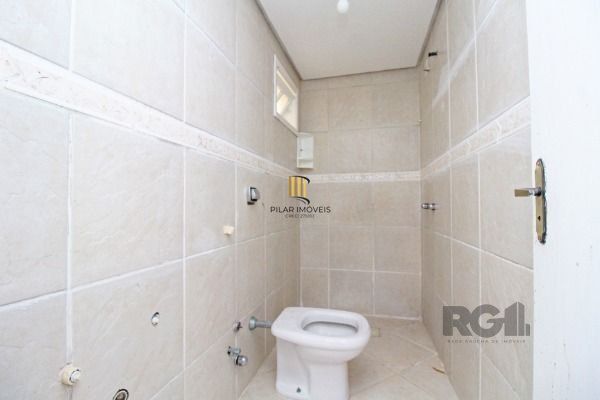 Casa Condominio em Porto Alegre, no bairro Guarujá, com 3 dormitório(s), e 3 banheiros, à venda.