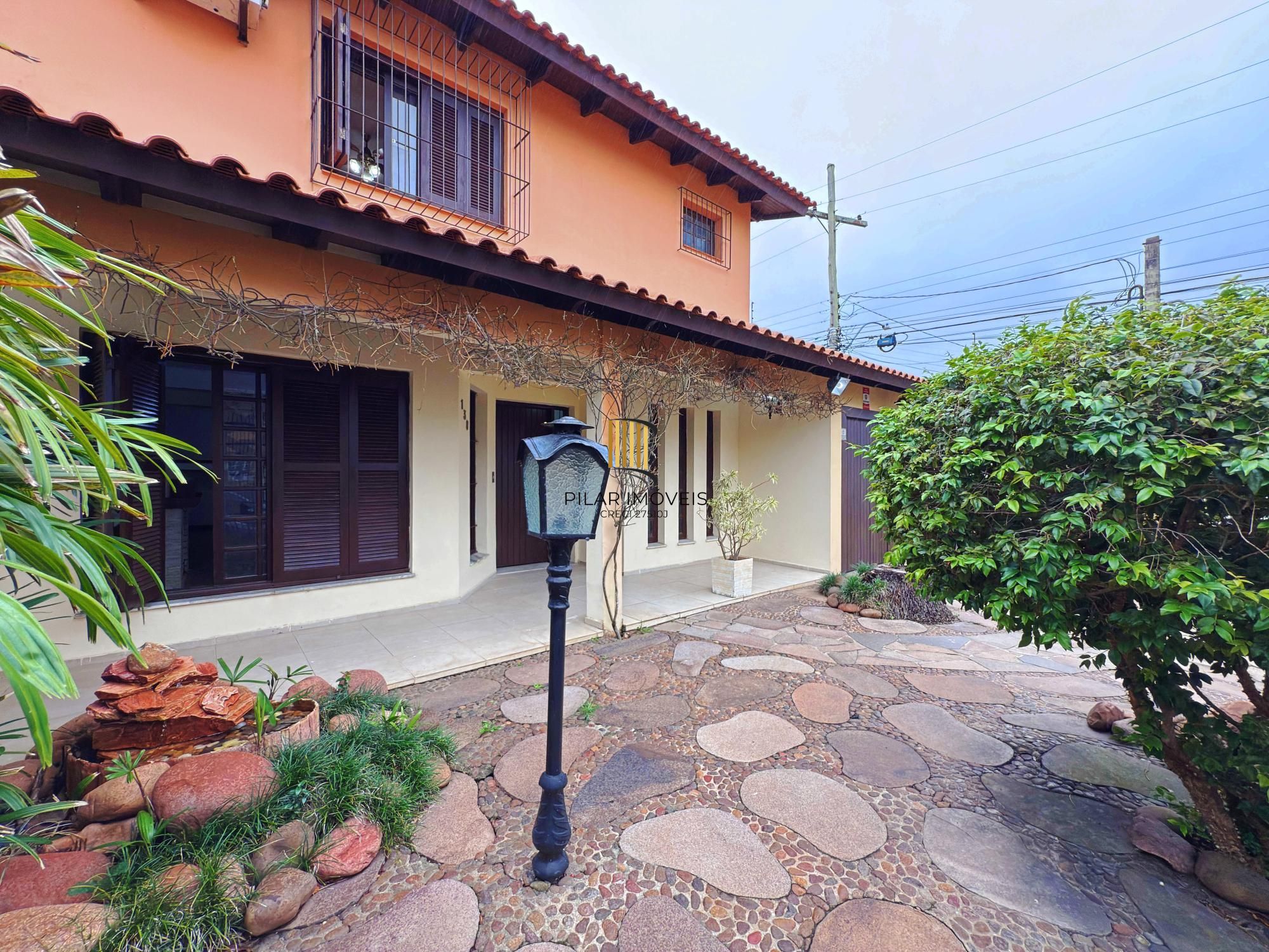 Residência á venda no bairro Guarujá com 2 dormitórios.