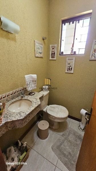 Casa em Porto Alegre, no bairro Vila Nova, com 3 dormitório(s), e 3 banheiros, à venda.