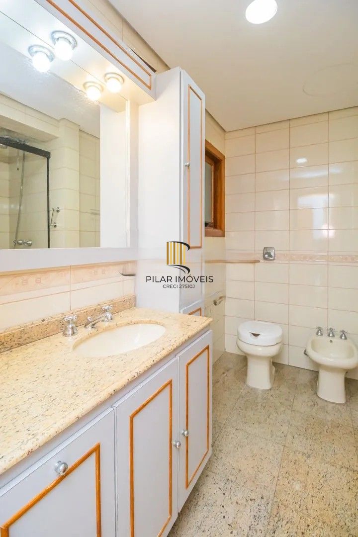 Belíssima cobertura duplex, com 262m2, 3 dormitórios e 2 vagas de garagem.