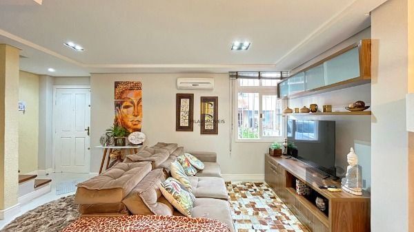 Casa em Porto Alegre, no bairro Campo Novo, com 3 dormitório(s), e 3 banheiros, à venda.