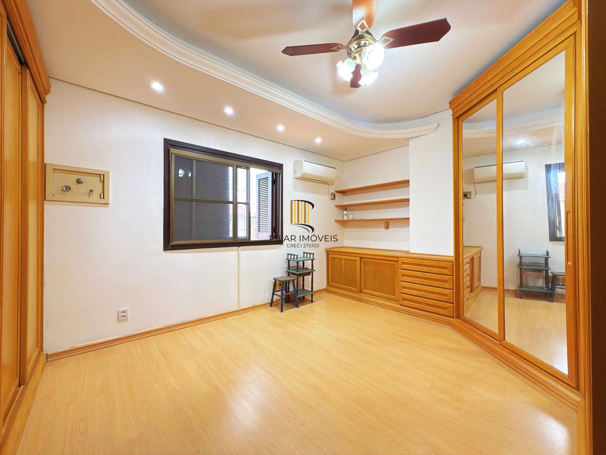 Residência á venda no bairro Guarujá com 2 dormitórios.