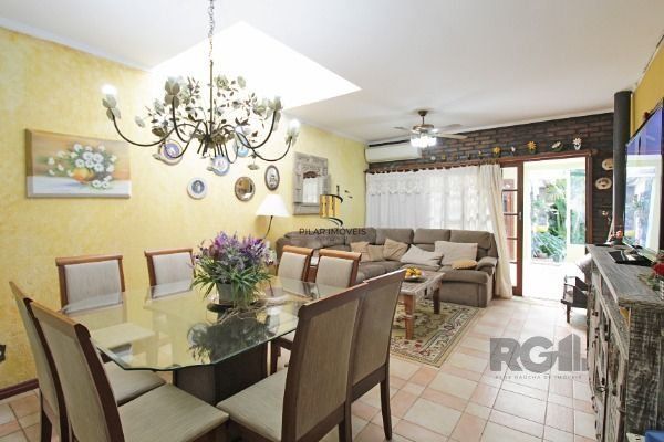 Casa em Porto Alegre, no bairro Floresta, com 3 dormitório(s), e 3 banheiros, à venda.