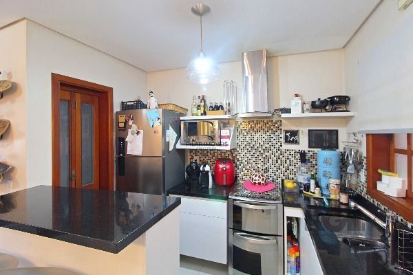 Casa em Porto Alegre, no bairro Hípica, com 3 dormitório(s), e 3 banheiros, à venda.