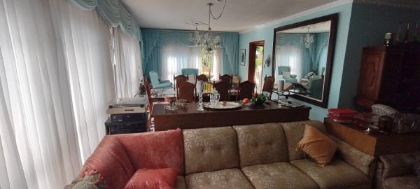 Casa em Porto Alegre, no bairro Jardim Isabel, com 5 dormitório(s), e 5 banheiros, à venda.