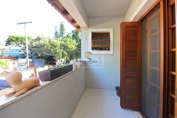 Casa em Porto Alegre, no bairro Ipanema, com 4 dormitório(s), e 4 banheiros, à venda.