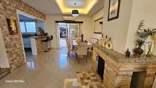Casa em Porto Alegre, no bairro Hípica, com 3 dormitório(s), e 3 banheiros, à venda.