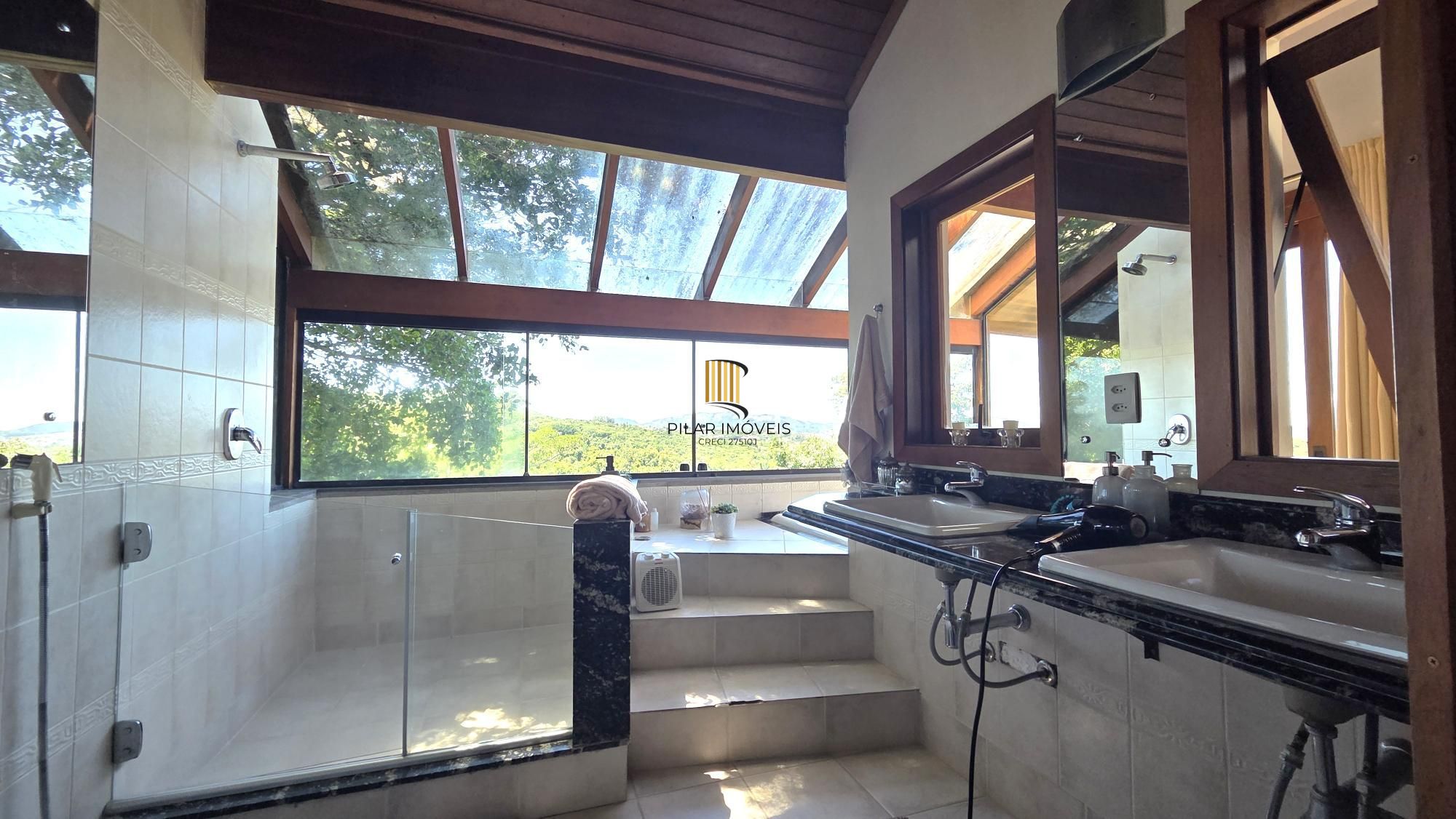 Belíssima residência com 4 dormitórios, 2 suítes com closet e vista deslumbrante para o Guaíba.