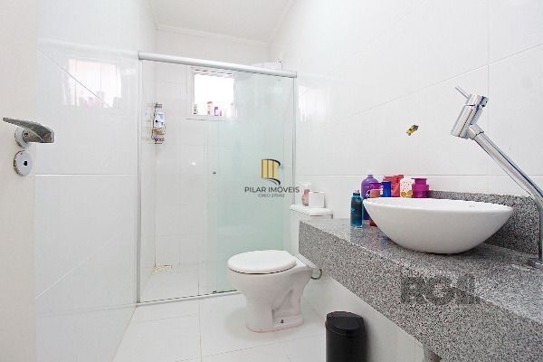 Casa em Porto Alegre, no bairro Hípica, com 3 dormitório(s), e 3 banheiros, à venda.