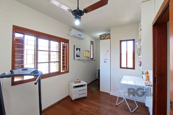 Casa em Porto Alegre, no bairro Serraria, com 3 dormitório(s), e 3 banheiros, à venda.