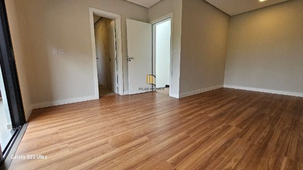Casa em Porto Alegre, no bairro Hípica, com 3 dormitório(s), e 3 banheiros, à venda.