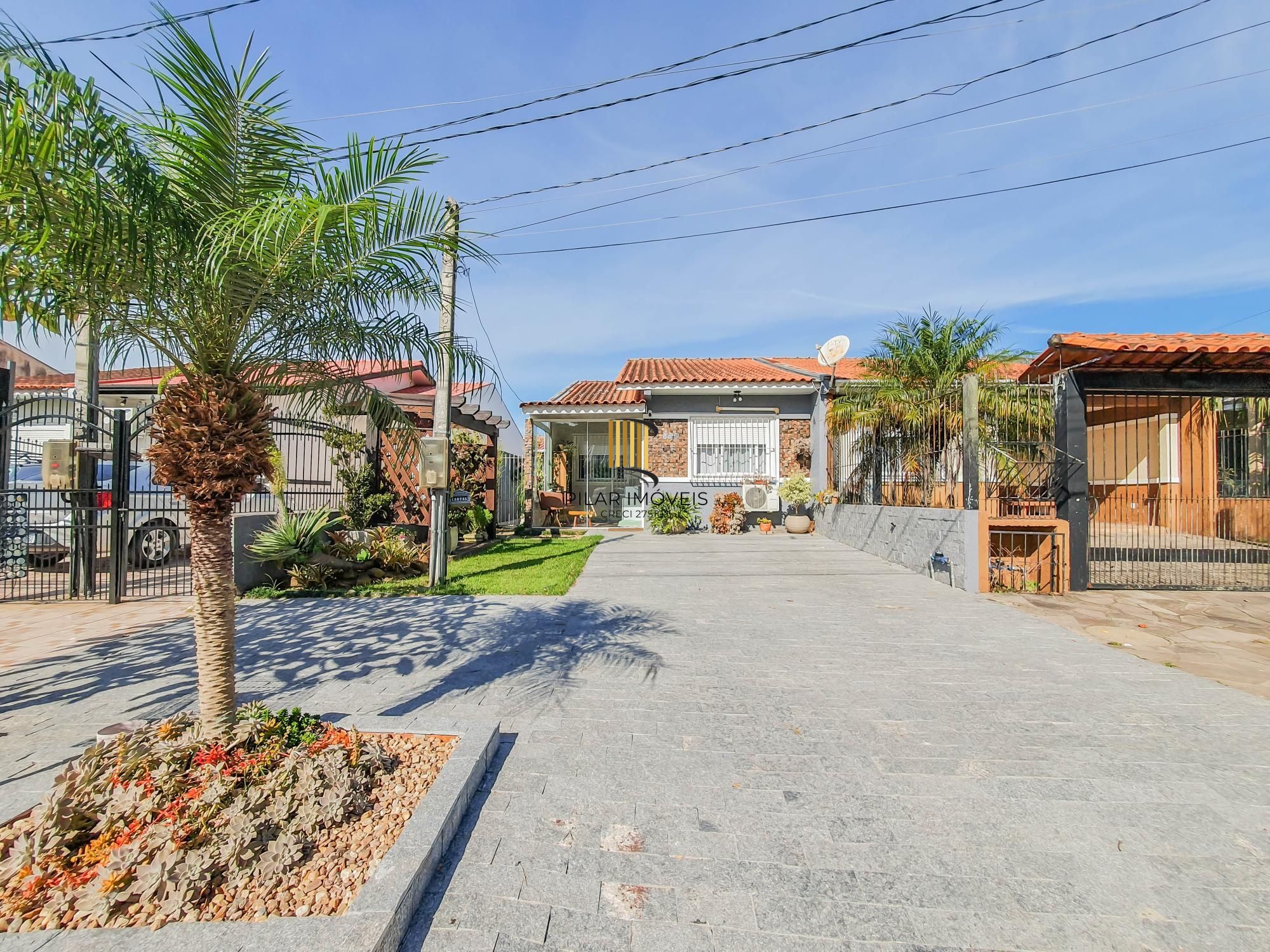 Casa térrea 3 dormitórios totalmente reformada área de churrasco coberta e entrada lateral !