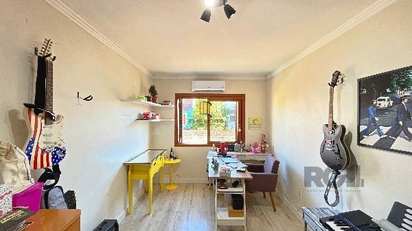 Casa em Porto Alegre, no bairro Hípica, com 3 dormitório(s), e 3 banheiros, à venda.