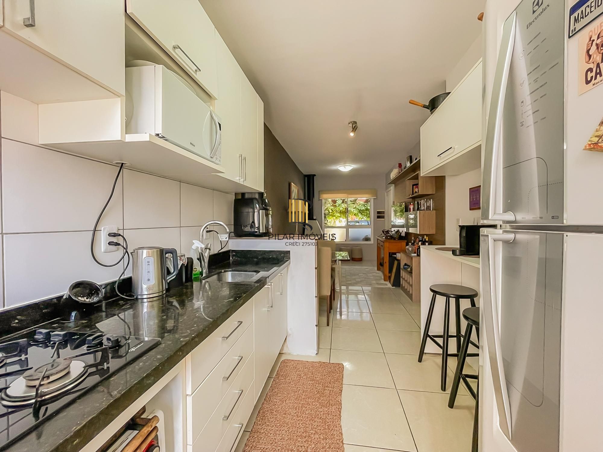 Casa 2 dormitórios em condomínio, semi mobiliada, vaga coberta para 2 carros, lareira e pátio com churrasqueira. Condomínio com infra de lazer completo. Próximo ao comércio e todas as conveniências do bairro.