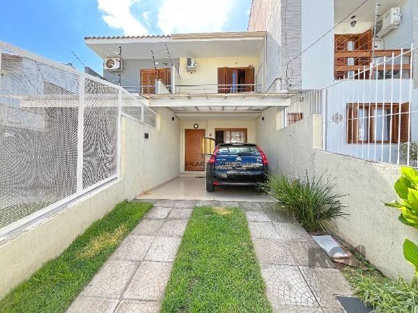 Casa em Porto Alegre, no bairro Guarujá, com 2 dormitório(s), e 2 banheiros, à venda. - Pilar Imóveis