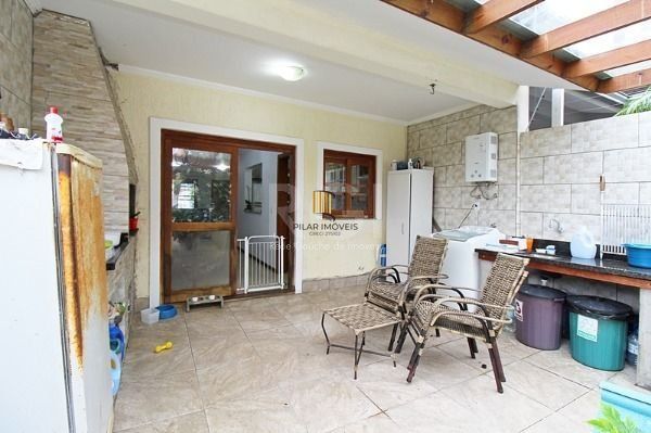 Casa em Porto Alegre, no bairro Espírito Santo, com 3 dormitório(s), à venda.