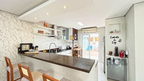 Casa em Porto Alegre, no bairro Hípica, com 3 dormitório(s), e 3 banheiros, à venda.