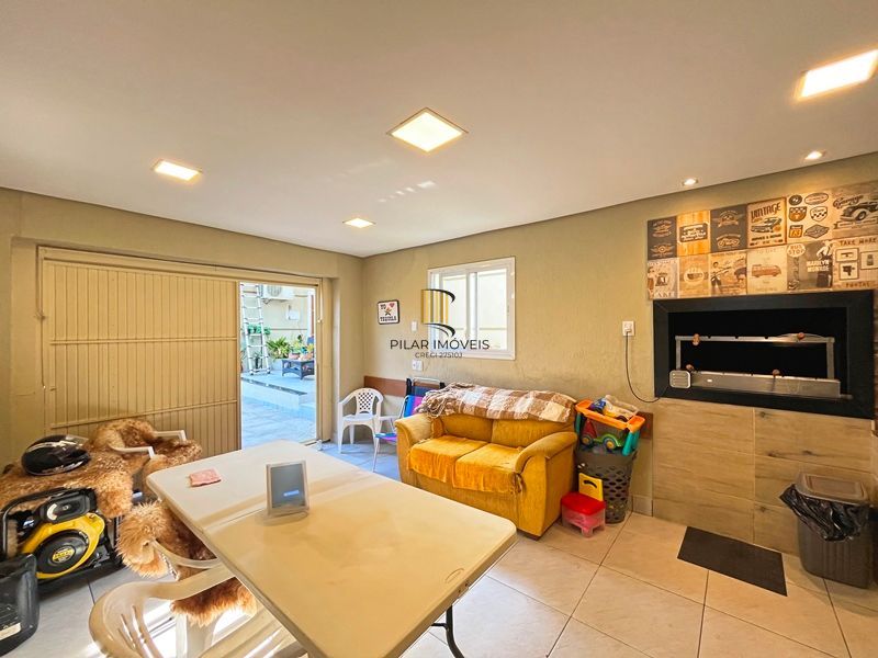 Ótima casa térrea com 4D, piscina e garagem fechada para 2 carros no Jardim Medianeira.
