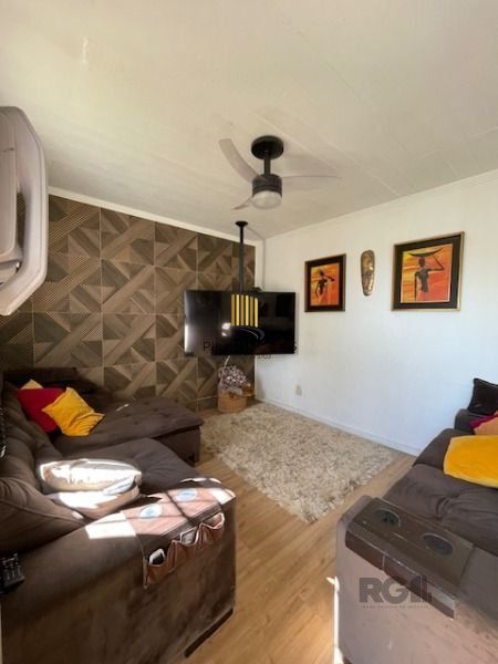 Casa em Porto Alegre, no bairro Vila Nova, com 3 dormitório(s), e 3 banheiros, à venda.