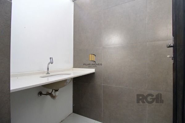 Casa em Porto Alegre, no bairro Guarujá, com 2 dormitório(s), e 2 banheiros, à venda.