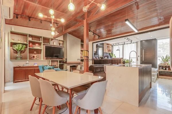 Casa em Porto Alegre, no bairro Tristeza, com 2 dormitório(s), e 2 banheiros, à venda.