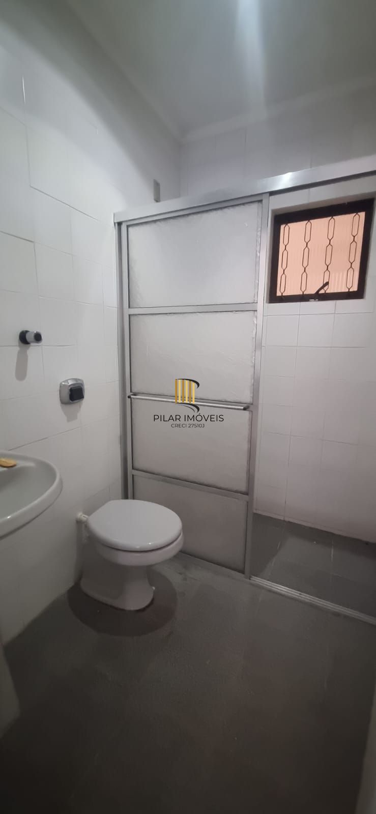 Ótima casa com 3 dormitórios sendo 1suíte e garagem para 4 carros.