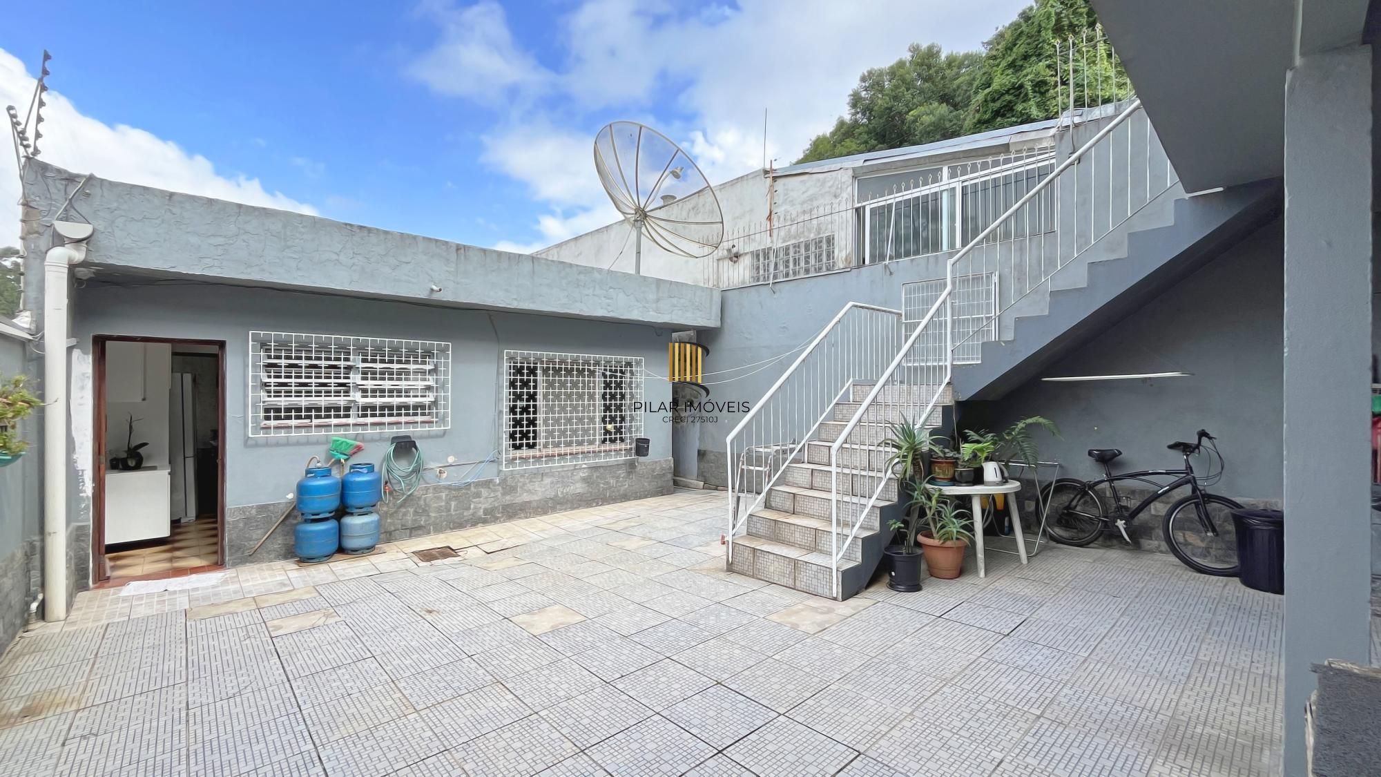 Casa em Porto Alegre, no bairro Vila Nova, com 3 dormitórios, 156 m² , 4 vagas.
