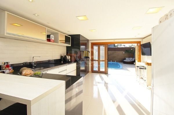 Casa em Porto Alegre, no bairro Ipanema, com 4 dormitório(s), e 4 banheiros, à venda.