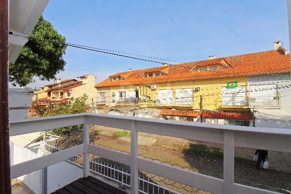 Casa para Venda - 101m², 3 dormitórios, sendo 1 suites, 3 vagas - Guarujá