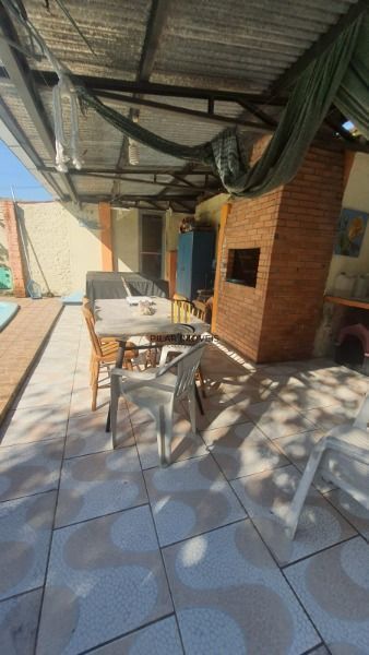 Casa em Porto Alegre, no bairro Nonoai, com 3 dormitório(s), e 3 banheiros, à venda.