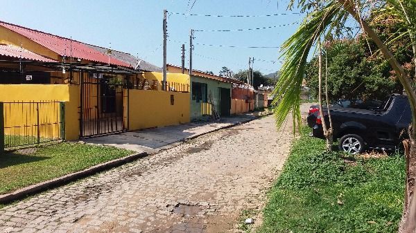 Casa para Venda - 130m², 3 dormitórios, 2 vagas - Restinga