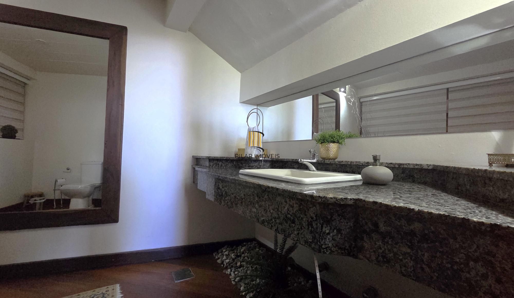 Belíssima residência com 4 dormitórios, 2 suítes com closet e vista deslumbrante para o Guaíba.