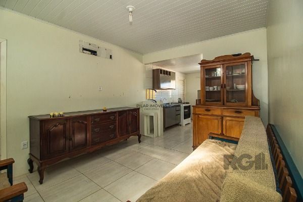 Casa em Porto Alegre, no bairro Vila Nova, com 6 dormitório(s), e 6 banheiros, à venda.