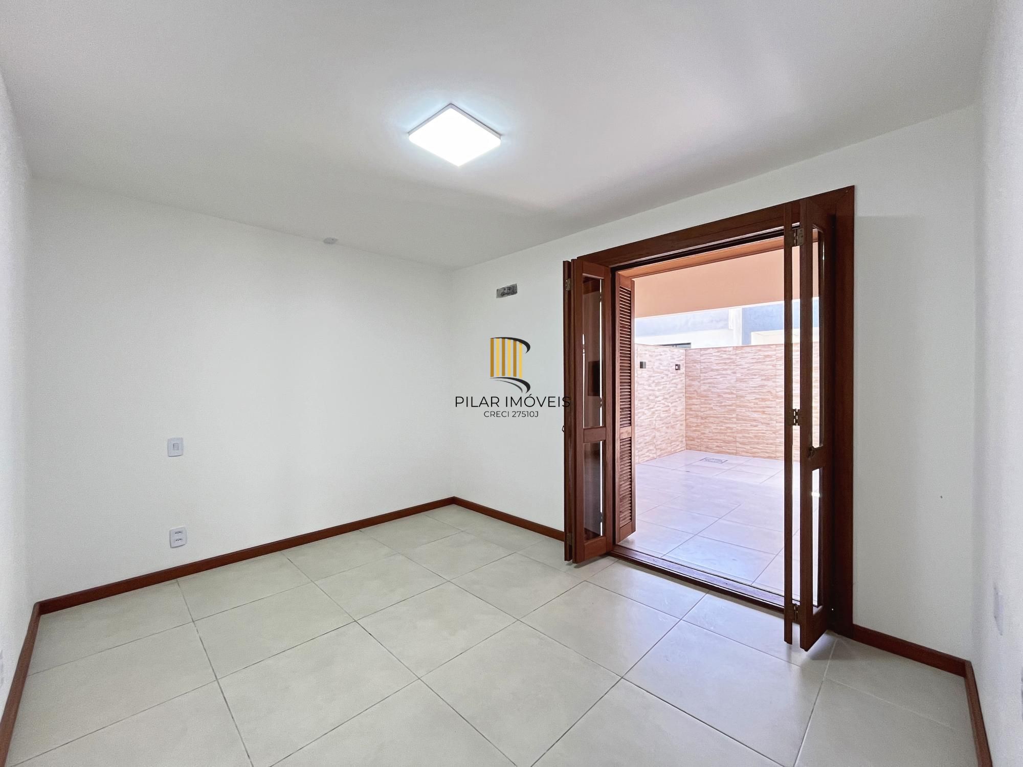 Casa com suíte no térreo em condomínio fechado