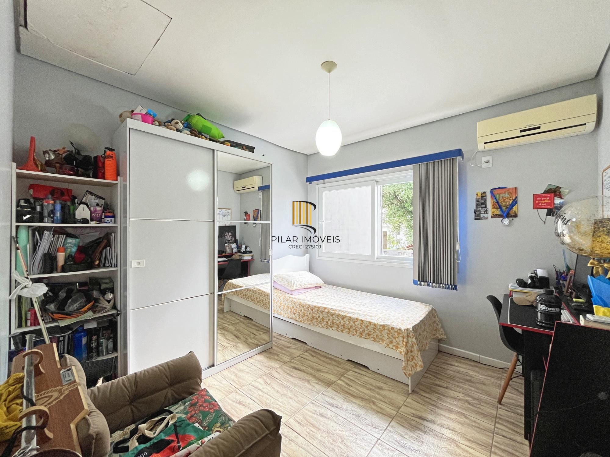 Casa 4 dormitórios no bairro Hípica