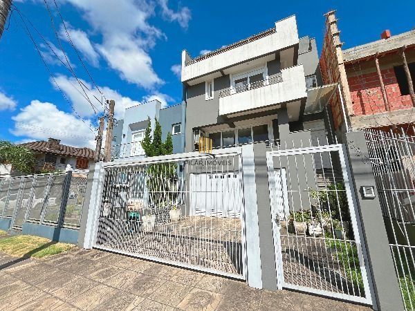 Casa em Porto Alegre, no bairro Hípica, com 3 dormitório(s), e 3 banheiros, à venda.