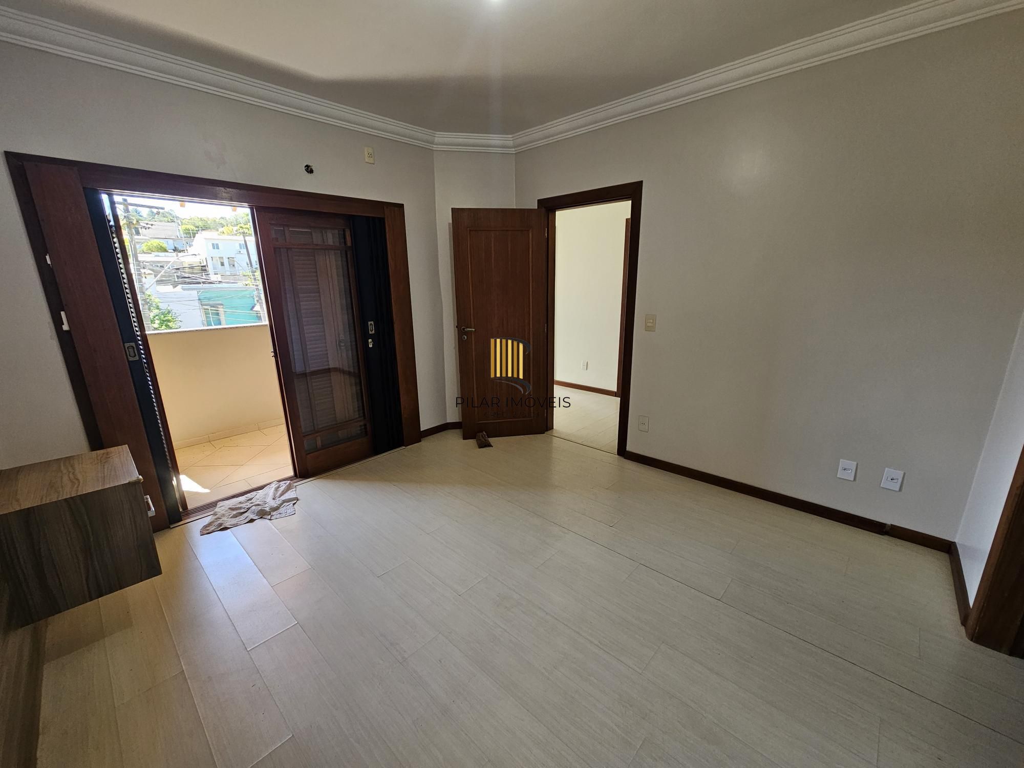Sobrado 3 dormitórios com lareira, churrasqueira, piscina, 4 vagas garagem com 196,00m² de área construída no bairro Hípica !