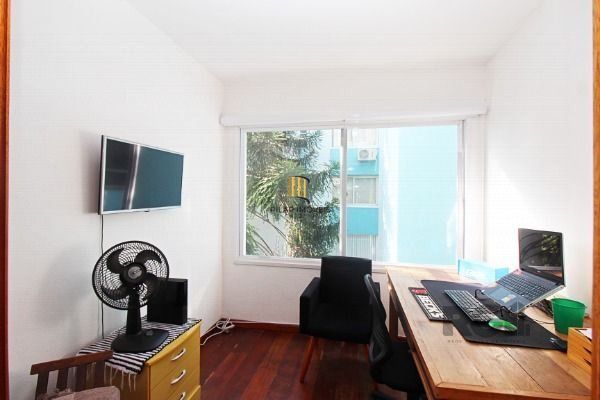Apartamento em Porto Alegre, no bairro Cristal, com 2 dormitório(s), e 2 banheiros, à venda.