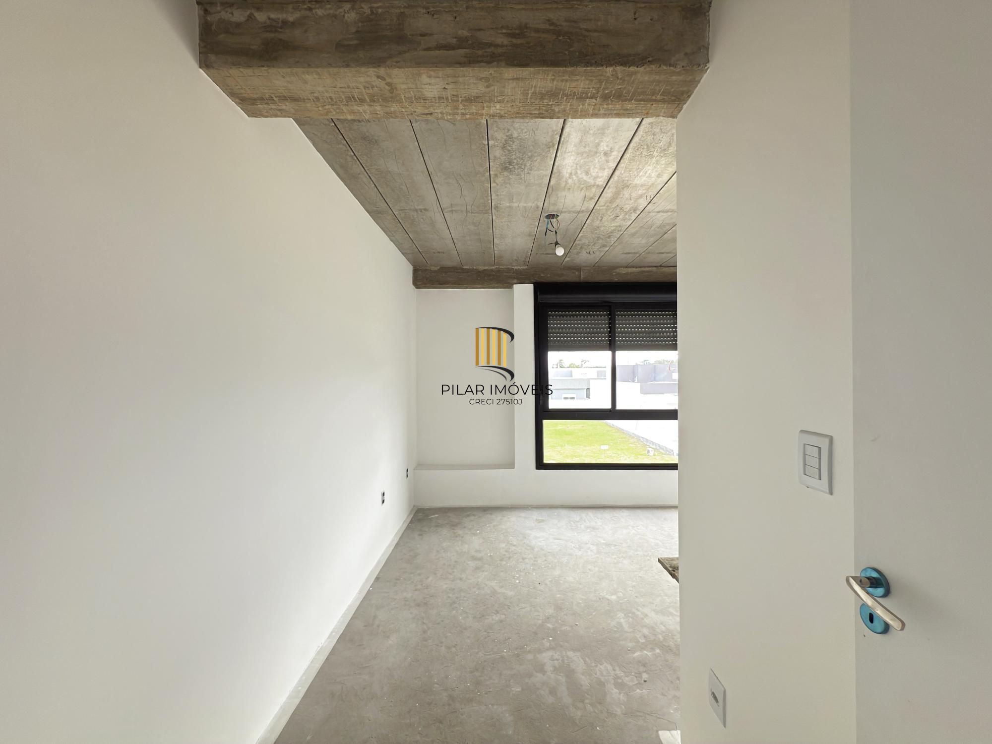 Sobrado em condomínio em Porto Alegre, no bairro Hípica, com 3 dormitórios.