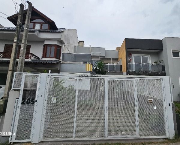 Casa em Porto Alegre, no bairro Hípica, com 3 dormitório(s), e 3 banheiros, à venda.