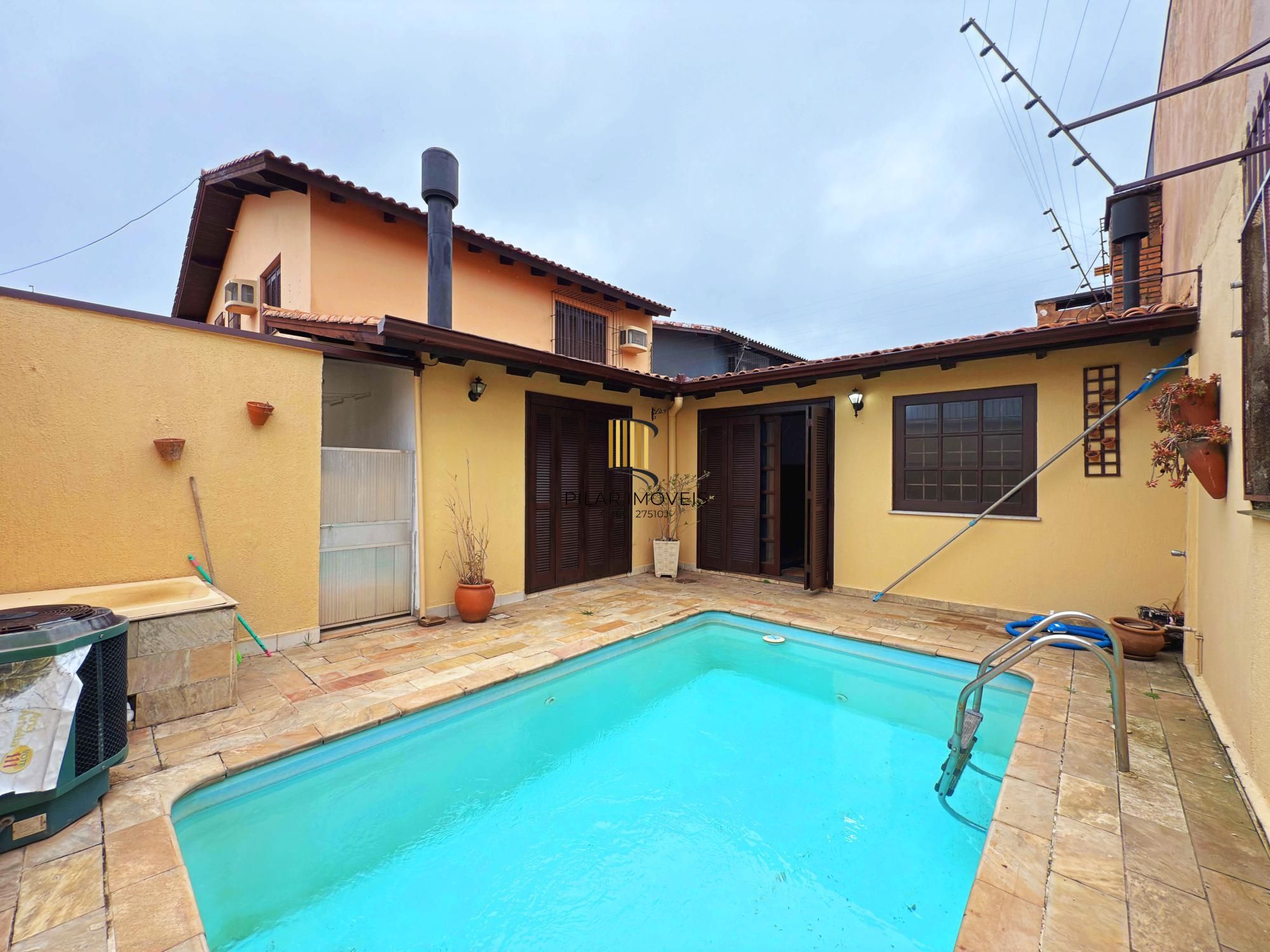 Residência á venda no bairro Guarujá com 2 dormitórios.