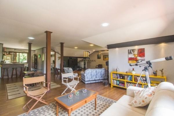 Casa para Venda - 300m², 4 dormitórios, sendo 1 suites, 8 vagas - Imperial Parque