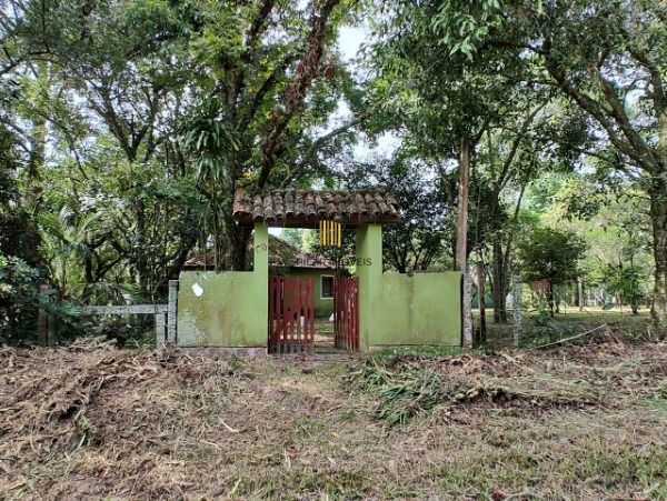 Sítio em Porto Alegre, no bairro São Caetano, à venda.