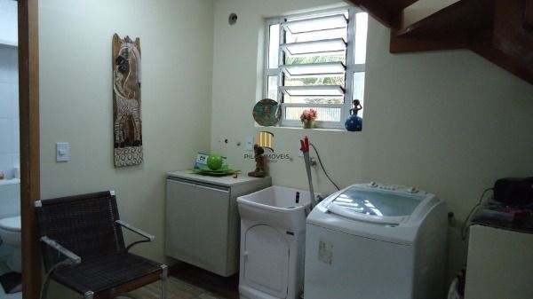 Sítio em Porto Alegre, no bairro Hípica, com 2 dormitório(s), e 2 banheiros, à venda.