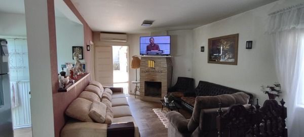 Casa em Porto Alegre, no bairro Guarujá, com 3 dormitório(s), e 3 banheiros, à venda.