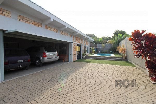 Casa em Porto Alegre, no bairro Belém Novo, com 3 dormitório(s), e 3 banheiros, à venda.