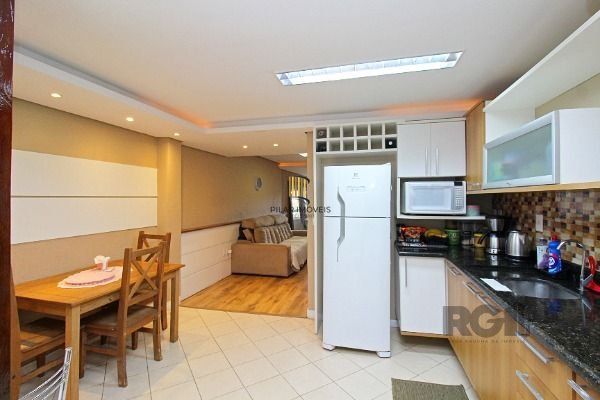 Casa em Porto Alegre, no bairro Hípica, com 2 dormitório(s), e 2 banheiros, à venda.