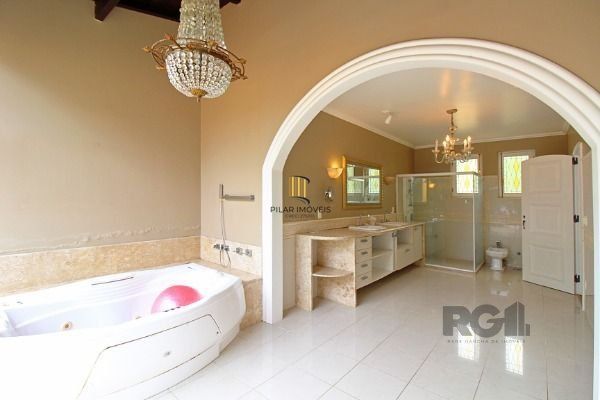 Casa em Porto Alegre, no bairro Pedra Redonda, com 7 dormitório(s), e 7 banheiros, à venda.