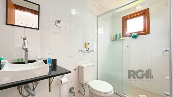Casa em Porto Alegre, no bairro Tristeza, com 3 dormitório(s), e 3 banheiros, à venda.