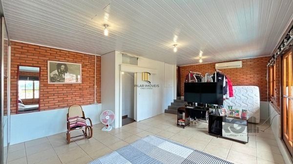 Casa em Porto Alegre, no bairro Guarujá, com 5 dormitório(s), e 5 banheiros, à venda.